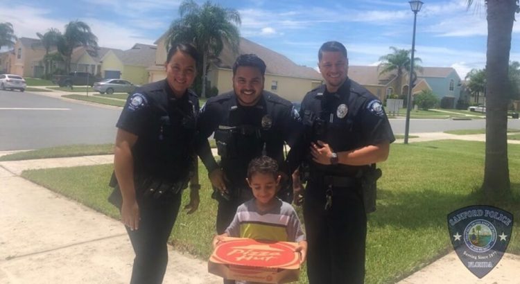 policie dodává pizzu