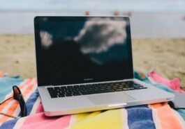 laptop na pláži
