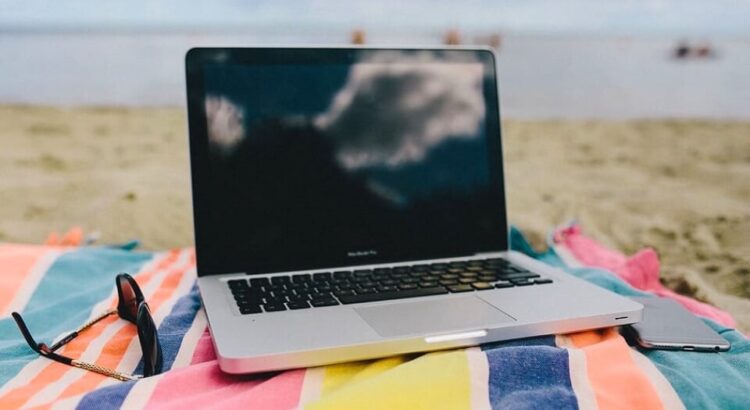 laptop na pláži
