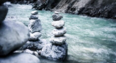 kameny u řeky