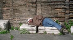 spánek na ulici