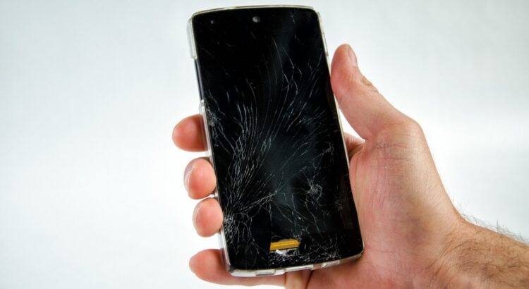 rozbitý smartphone