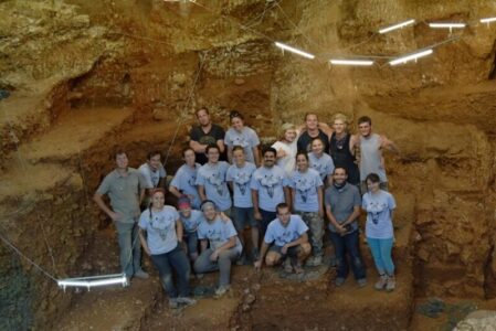 Tým amerických, portugalských a českých studentů a vědců v jeskyni Picareiro.