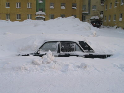 lada pod sněhem