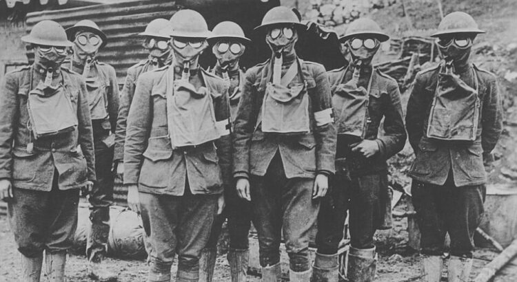 Vojáci v ochranném oděvu proti yperitu