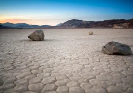 Putující kameny v Údolí smrti