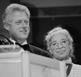 Bill Clinton a Rosa Parksová v roce 1996