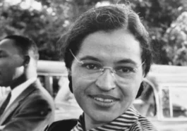 Rosa Parksová, v pozadí M. L. King