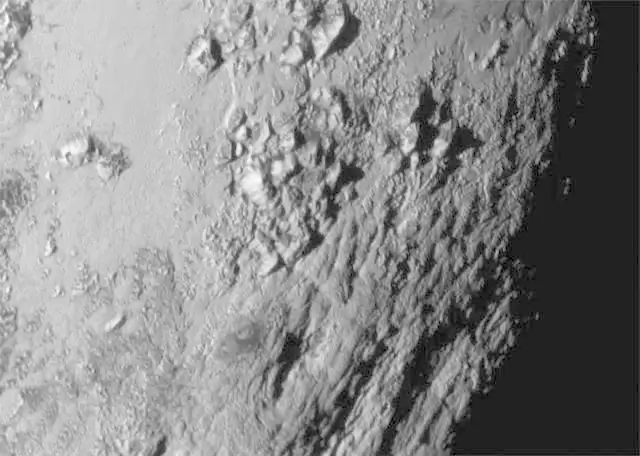 Povrch Pluta na fotografii ze sondy New Horizons