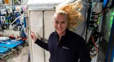 Kate Rubinsová u "volební místnosti na ISS v roce 2016