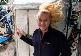 Kate Rubinsová u "volební místnosti na ISS v roce 2016
