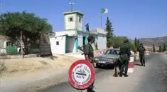 Alžírští vojáci střeží hranici u města Maghnia