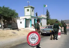 Alžírští vojáci střeží hranici u města Maghnia