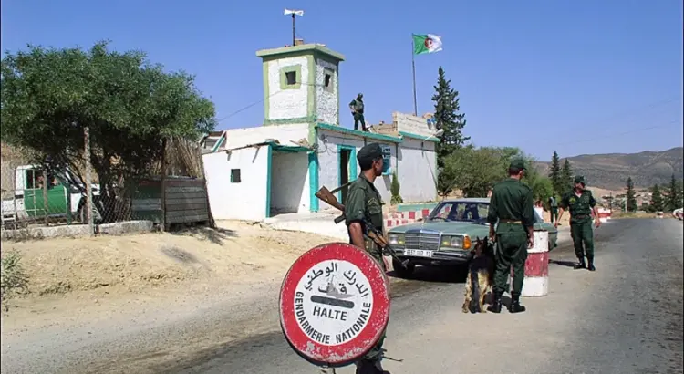 Alžírští vojáci střeží hranici u města Maghnia